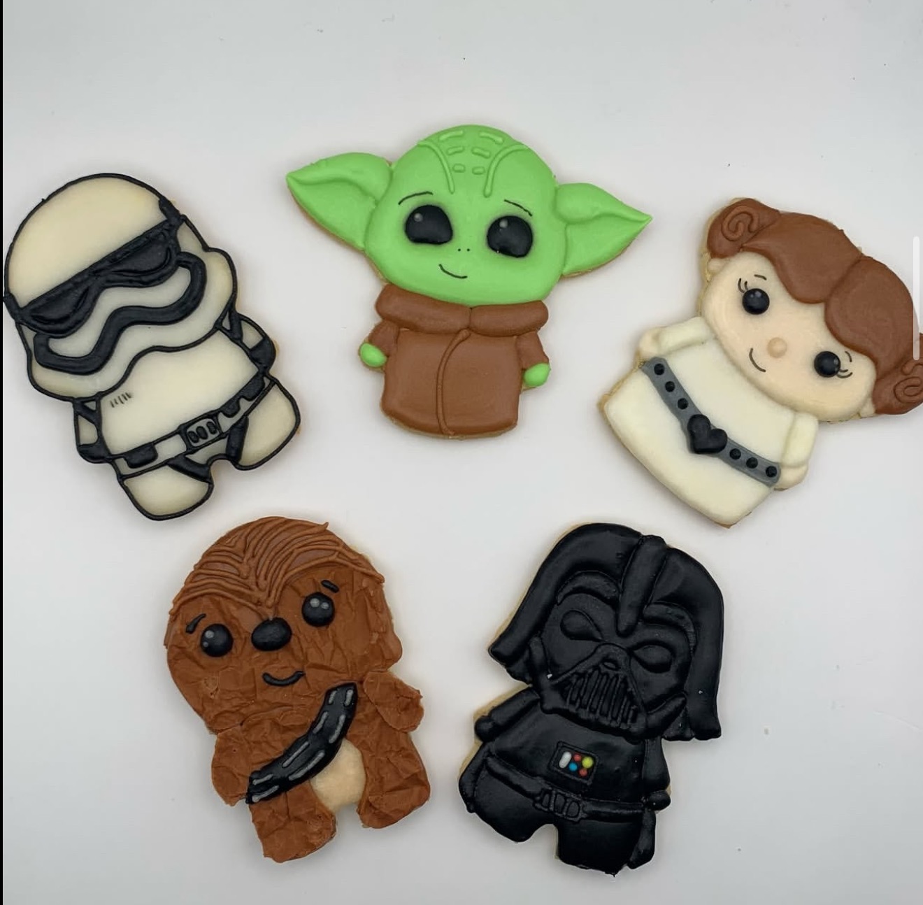 Ręcznie robione ciasteczka w kształcie postaci z Gwiezdnych Wojen: Yoda, Chewbacca, Darth Vader, Leia i Stormtrooper. Starannie lukrowane detale, idealne na prezent.