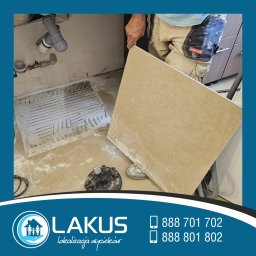 Do osuszania czasami konieczne są odwierty w podłodze. My potrafimy odkleić płytki po to, aby nie trzeba było kupować nowych....