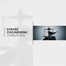 Łukasz Chojnowski Consulting - Grafika z nazwą firmy Łukasz Chojnowski Consulting i symbolem wagi sprawiedliwości w tle oraz w prostokątnym obramowaniu po prawej stronie.