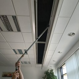 Odkurzanie belek chłodniczych w biurze 