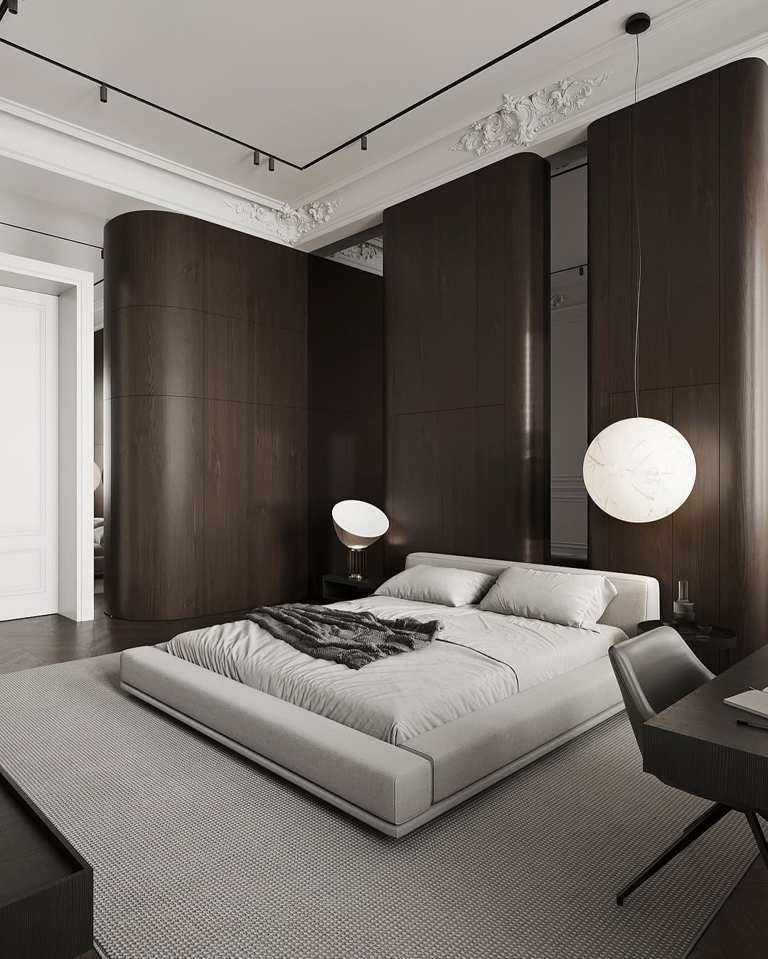 Nowoczesna sypialnia w Białymstoku: minimalistyczne łóżko na tle ciemnych, drewnianych paneli. Designerska lampa wisząca i subtelne oświetlenie punktowe.