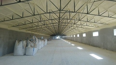 Strop hali ocieplony pianą PUR- szczelnie i energooszczędnie.