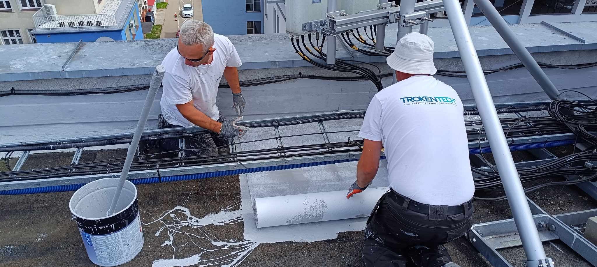 Izolacja polimocznikowa dachu pokrytego papą