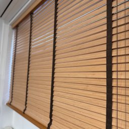 DAGMA - 29 lat doświadczenia w oknach i drzwiach - Montaż żaluzji wewnętrznych bambusowych