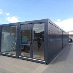 DAGMA - 29 lat doświadczenia w oknach i drzwiach - Montaż okien i drzwi w kontenerze biurowym