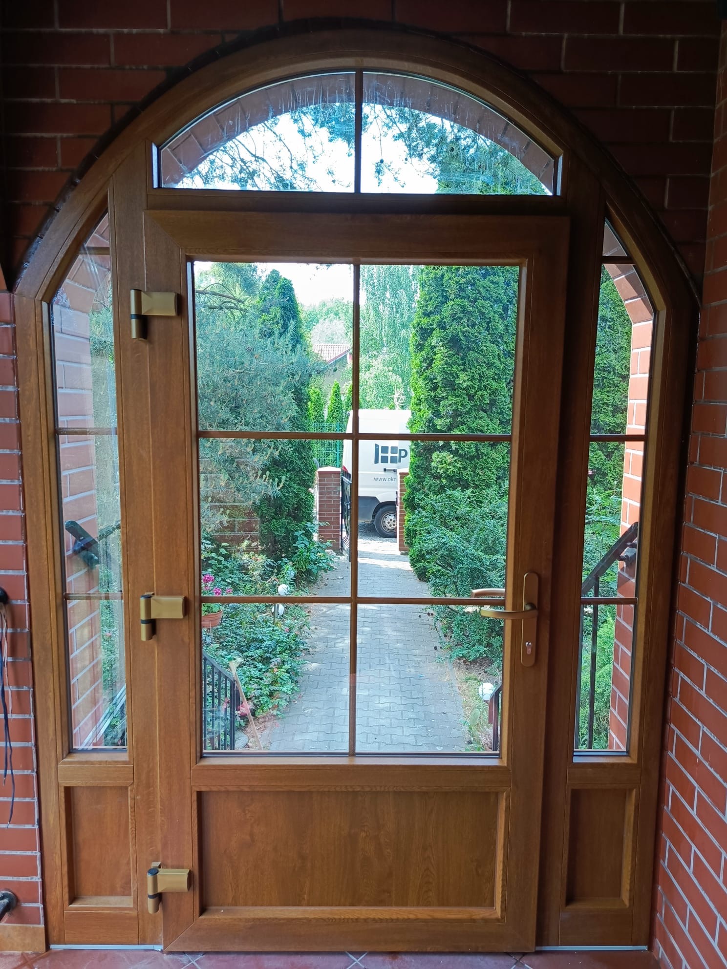 Montaż drzwi zewnętrznych z dodatkowymi przeszkleniami