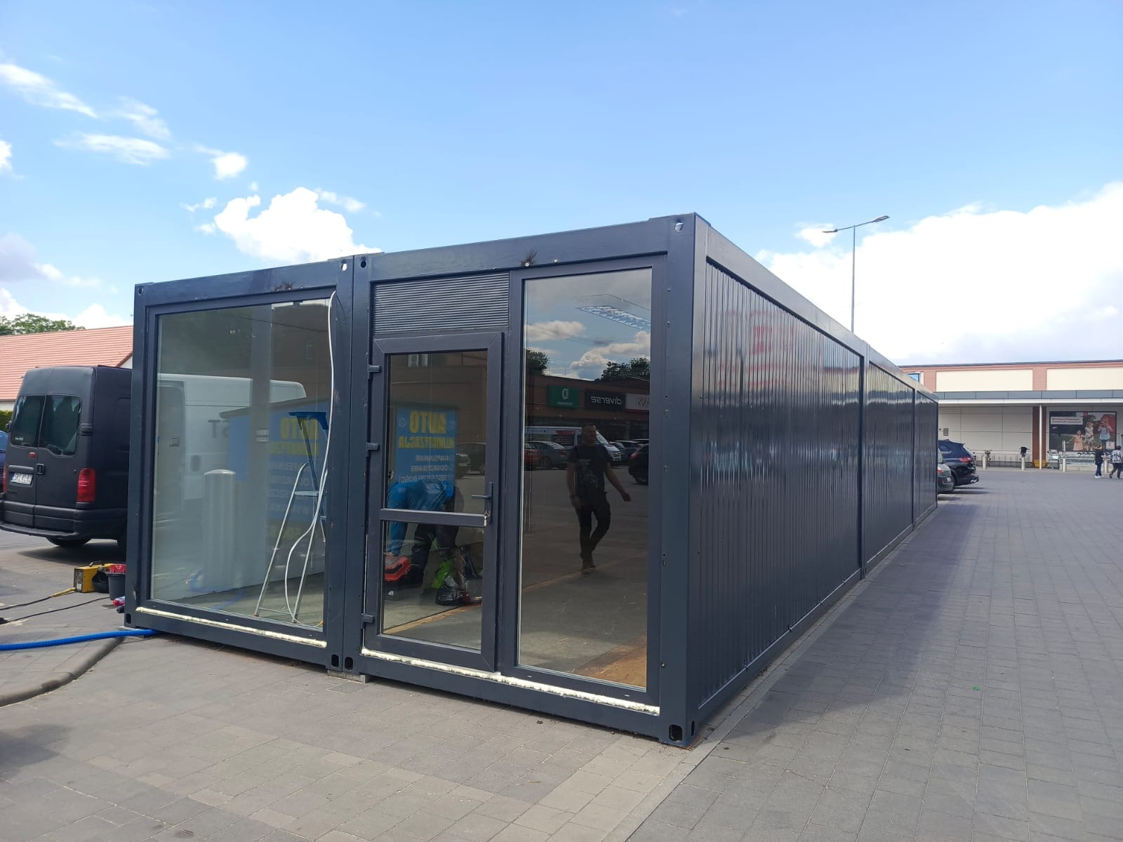 Montaż okien i drzwi w kontenerze biurowym