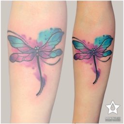 Tatuaż damski watercolor delikatna ważka na przedramieniu.