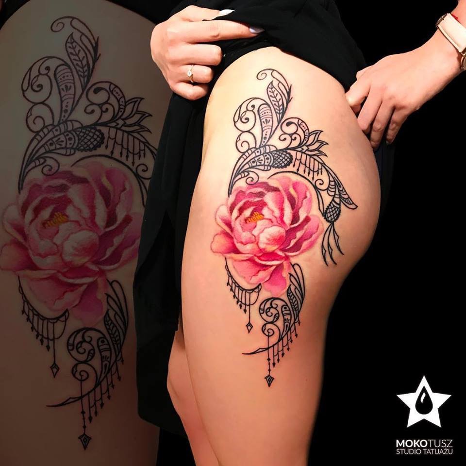 Kobiecy tatuaż peoni,a kolorowy i elegancki. Wykonany w studio tatuażu Warszawa Mokotusz