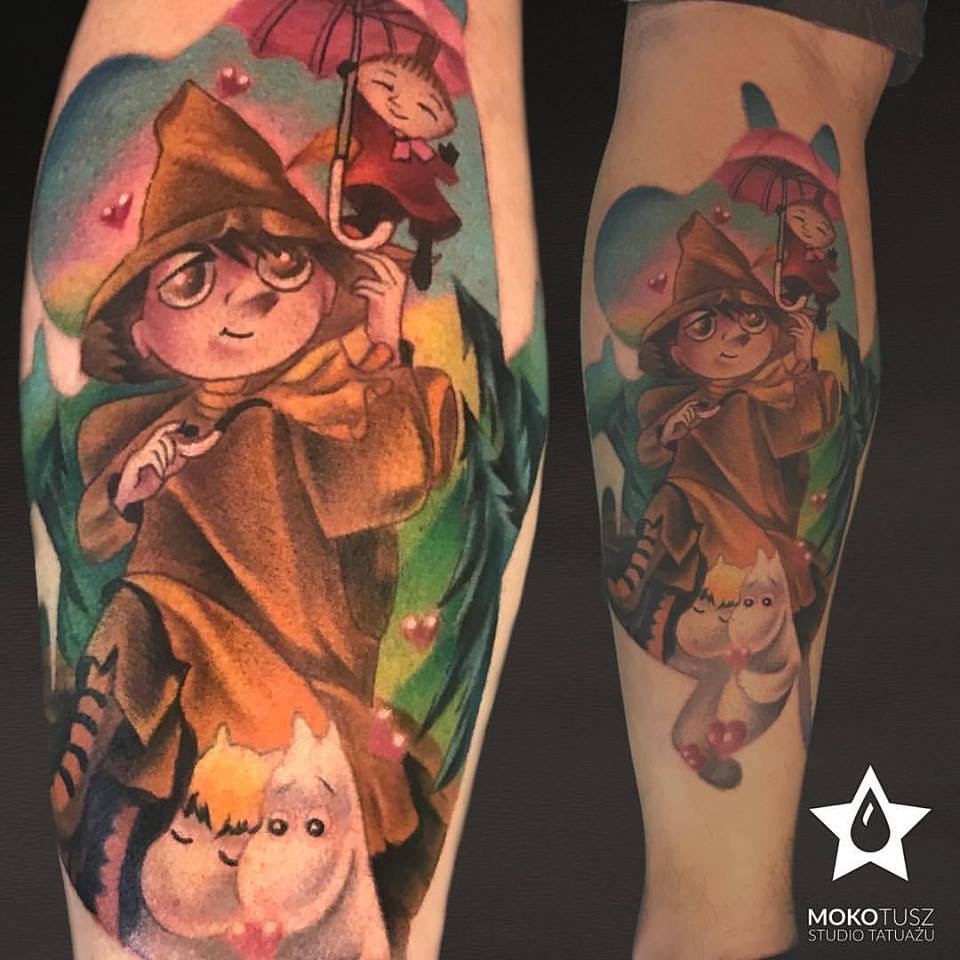 Kolorowy tatuaż kreskówkowy na łydce, wykonany w Warszawie na Mokotowie w studiu Mokotusz