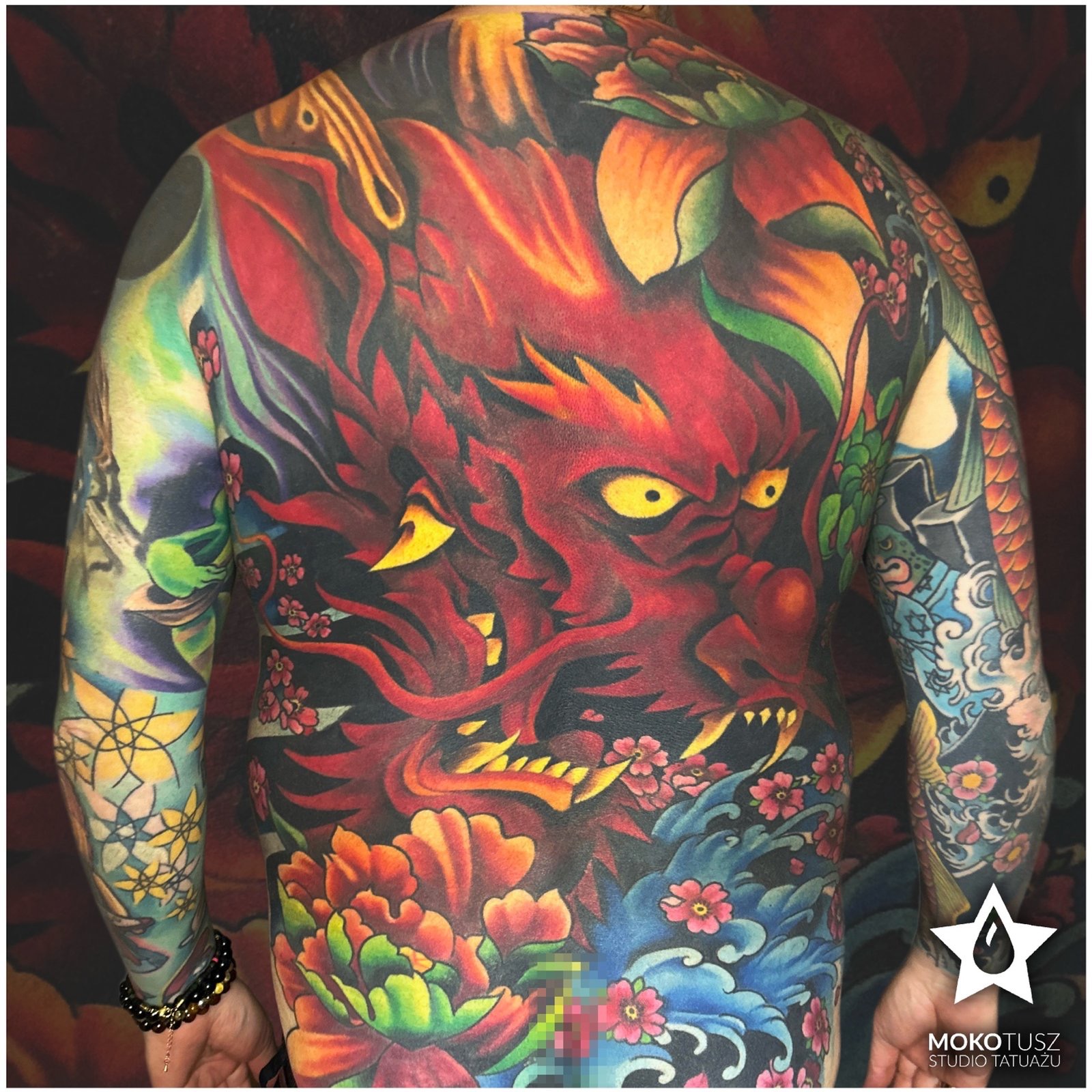 Duży tatuaż na plecach w stylu orientalnym, japoński tatuaż smok. Wykonanie studio tatuażu Warszawa Mokotusz.