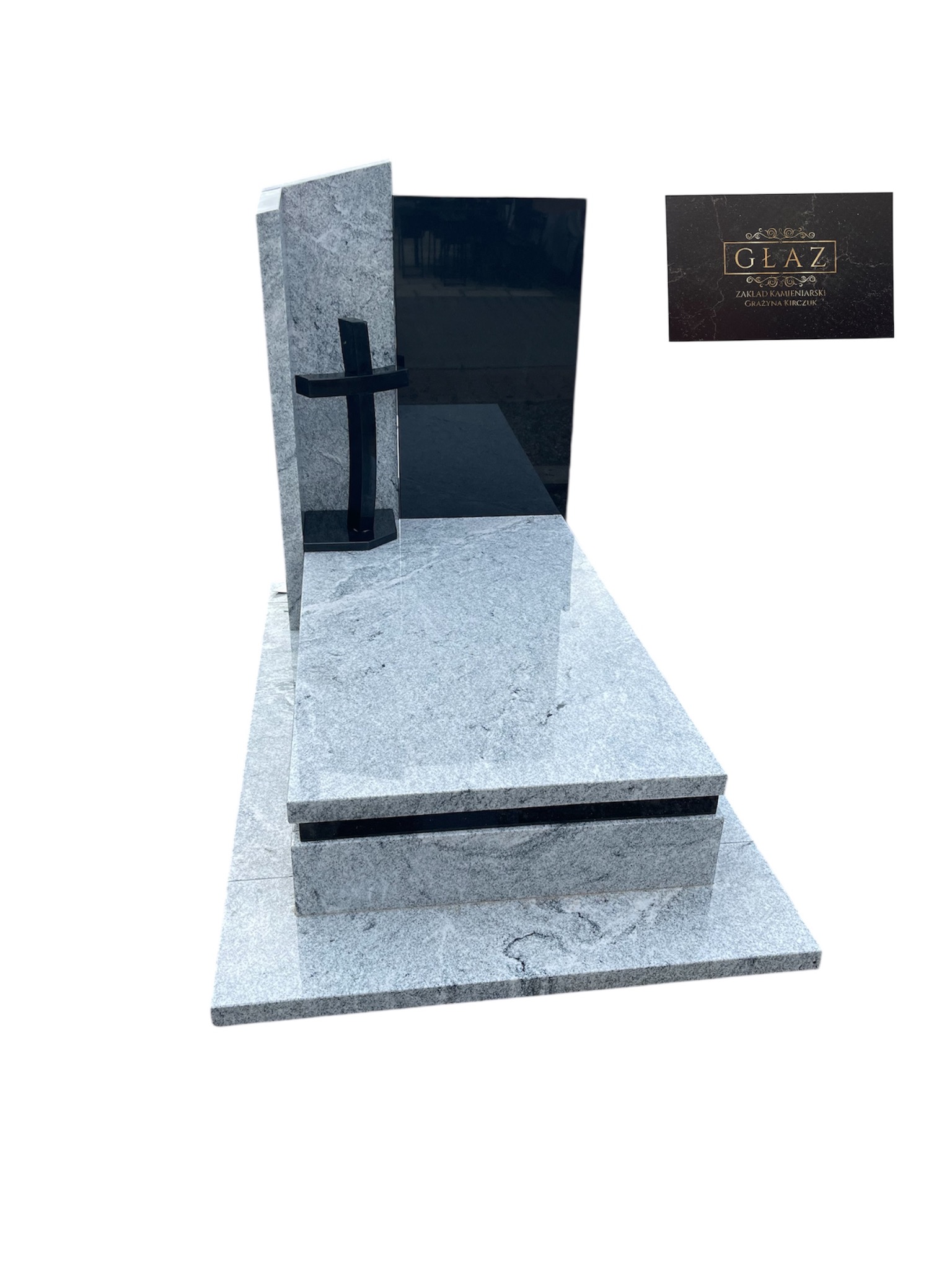 Jasnoszary nagrobek z czarnym krzyżem i tablicą, widoczne logo firmy kamieniarskiej 'GŁAZ', prezentacja detali wykończenia.