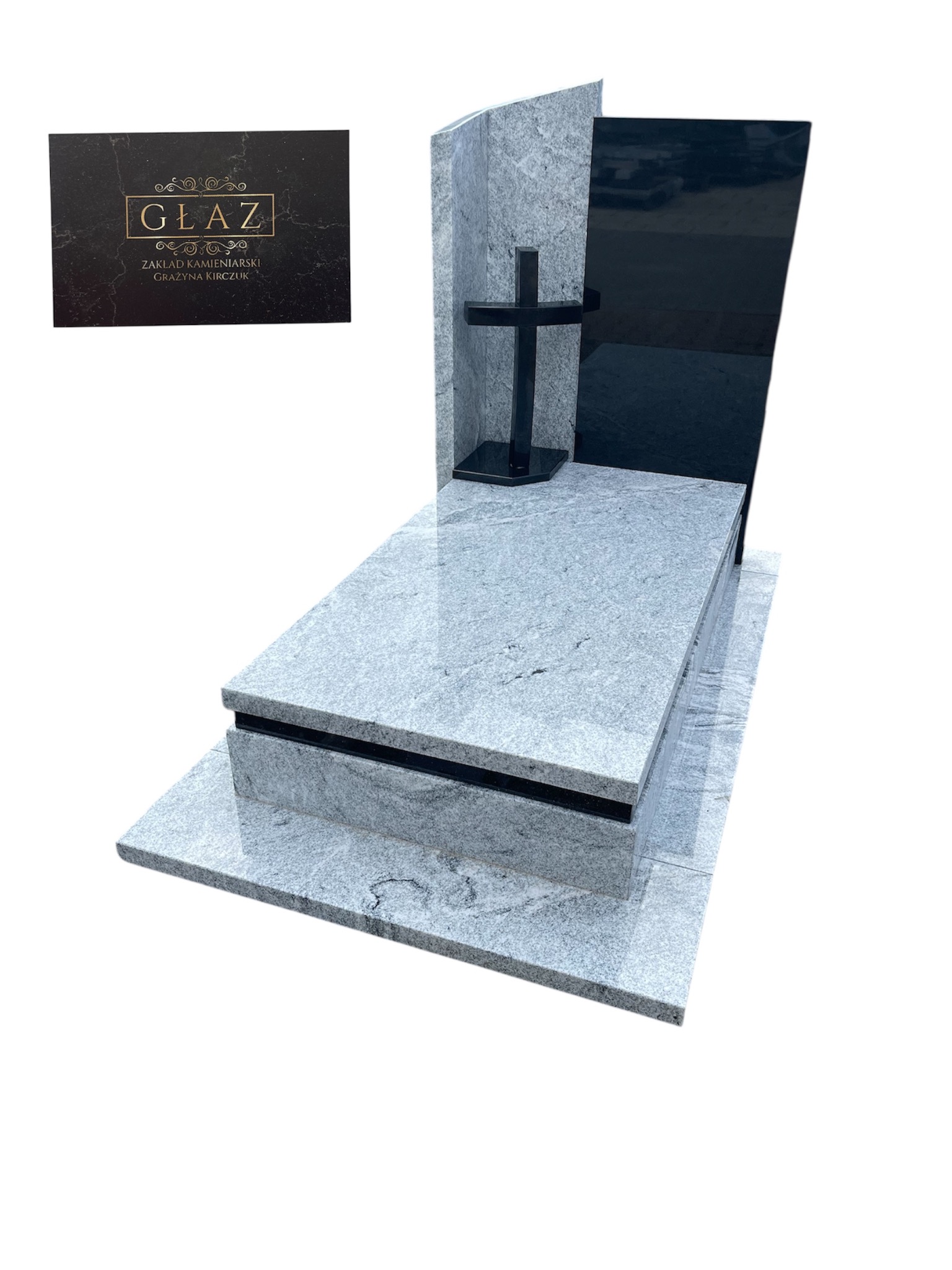 Jasny nagrobek z szarego granitu z czarnym krzyżem i tablicą, wizytówka zakładu kamieniarskiego w lewym górnym rogu. Gładka powierzchnia kamienia.