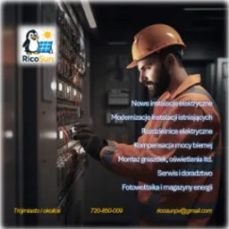 Elektryk w kasku, w trakcie pracy nad rozdzielnicą elektryczną, w tle logo RicoSun. Ujęcie z profilu, oświetlenie warsztatowe, widoczne przewody i elementy instalacji.
