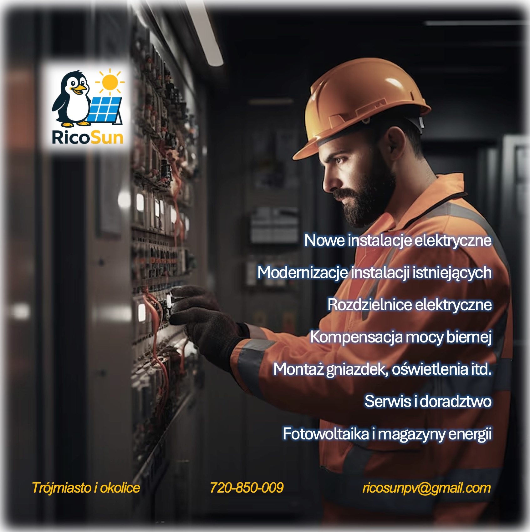 Elektryk w kasku, w trakcie pracy nad rozdzielnicą elektryczną, w tle logo RicoSun. Ujęcie z profilu, oświetlenie warsztatowe, widoczne przewody i elementy instalacji.