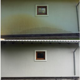 MOBIL WASH BARTEK WALCZEWSKI - Elewacja domu przed i po czyszczeniu. Górna część ściany zabrudzona, dolna czysta, z widocznym oknem i rynną. Porównanie efektu przed i po zabiegu.