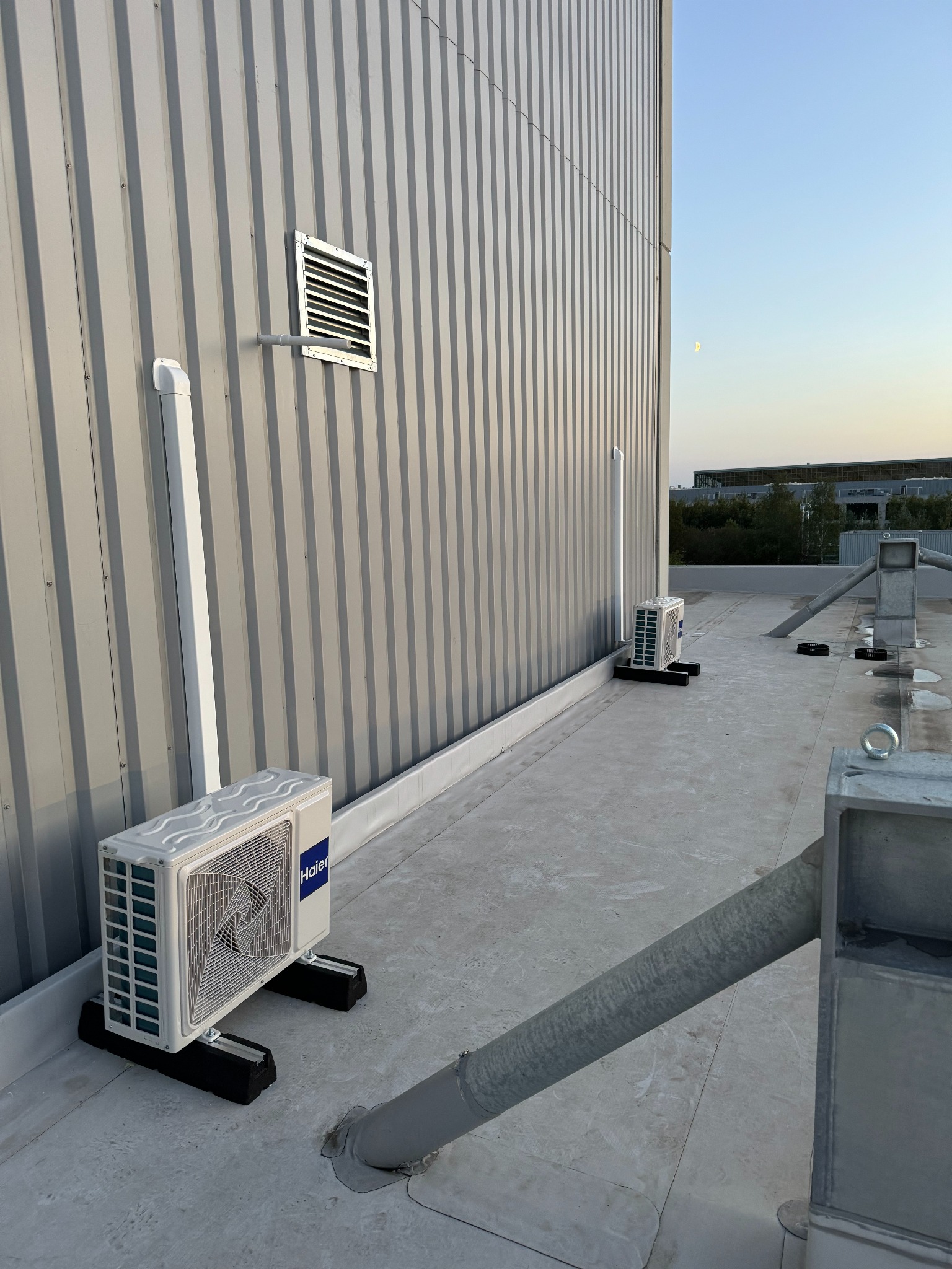 Montaż 2 x klimatyzacji Haier 3.5kW w sali konferencyjnej na antresoli w hali produkcyjne.