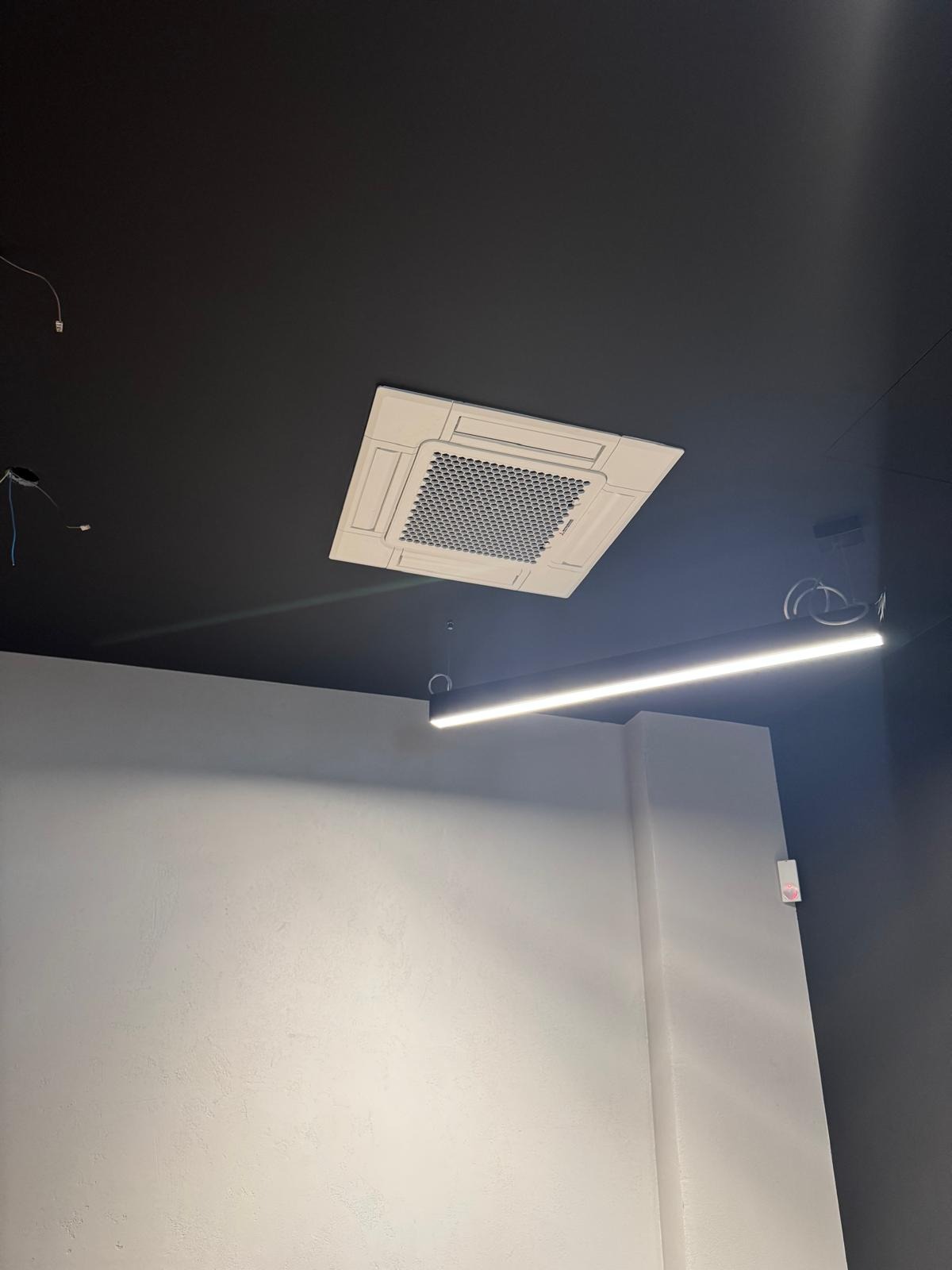 Jedna z 26 jednostek sufitowych w systemie VRF w Banku