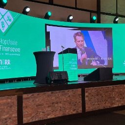 Na VII Małopolskim Forum Finansowym w Krakowie (11.10.2022) LEDCITY zapewniło ekran LED P2 (30 m²), oświetlenie, nagłośnienie, streaming, mównicę multimedialną i prompter.