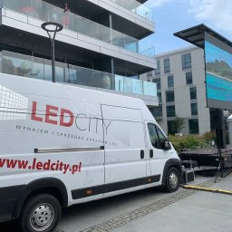 LEDCITY dostarcza mobilny telebim LED dla Polboat Yachting Festival. Ekran transmituje wydarzenie na żywo i pełni funkcję nośnika reklam organizatora i sponsorów.