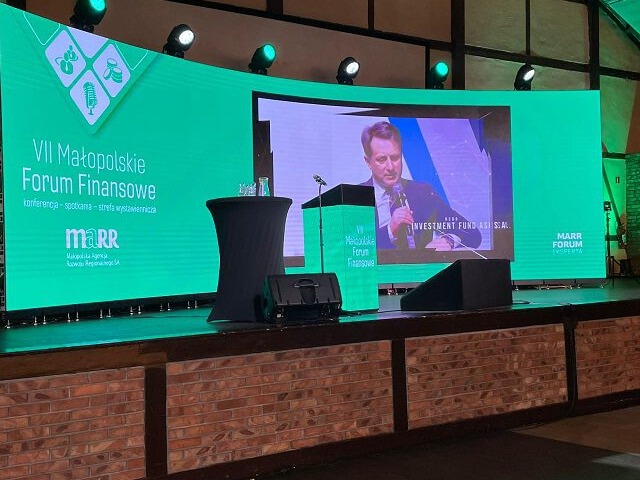 Scena z ekranem LED P2 (30 m²) podczas VII Małopolskiego Forum Finansowego w Krakowie. Widoczna mównica multimedialna, oświetlenie i nagłośnienie.