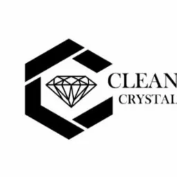 Logo firmy Clean Crystal: czarny, geometryczny symbol z diamentem i nazwą, sugerujące czystość i blask. Minimalistyczny design na białym tle.