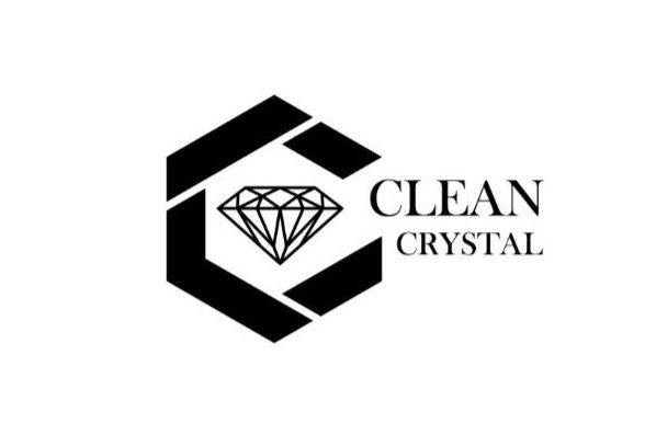 Logo firmy Clean Crystal: czarny, geometryczny symbol z diamentem i nazwą, sugerujące czystość i blask. Minimalistyczny design na białym tle.