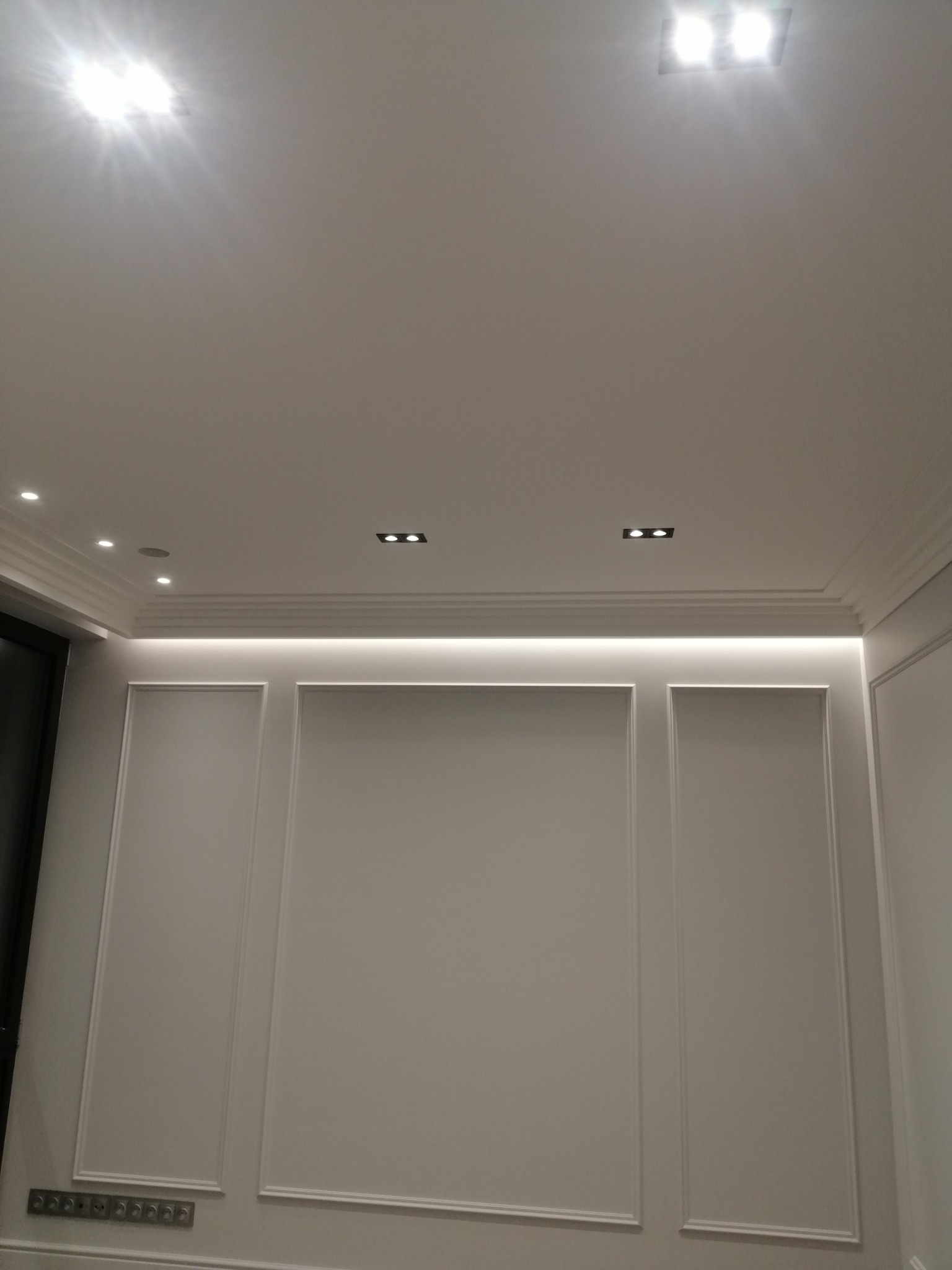 Eleganckie wykończenie ścian z listwami dekoracyjnymi i subtelnym oświetleniem LED w Łodzi. Minimalistyczny design i precyzyjne detale.