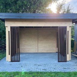 WOODCRAFTER ARTEM ZHYRNOV - Drewniana altana z przesuwnymi panelami, jasne drewno, ciemny dach, kostka brukowa i trawnik. Ujęcie z przodu, widoczne detale konstrukcyjne.