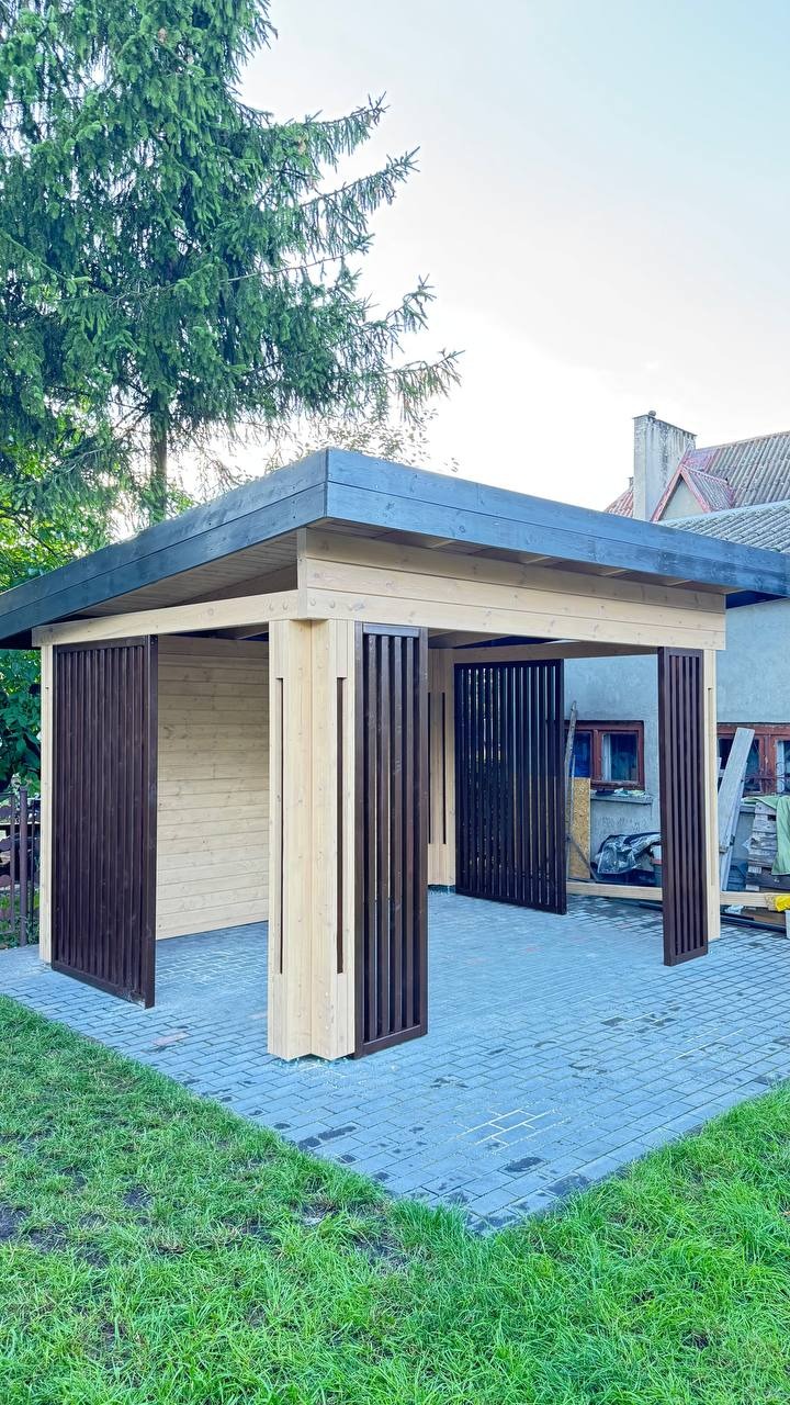 Altana WoodCrafter Comfort o wymiarze 4x3m, zabudowa - ścianki lamelowe.