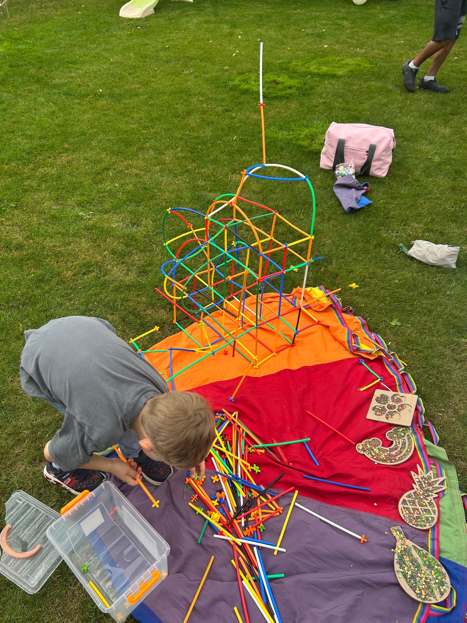 wieża ze słomek konstukcyjnych