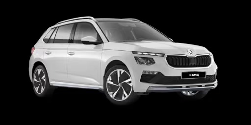 Biała Skoda Kamiq na czarnym tle. Auto z widocznym przodem i bokiem, prezentowane w studiu. Charakterystyczne felgi i grill z napisem modelu.