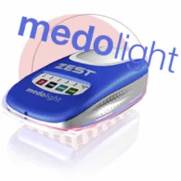 Urządzenie medyczne Medolight Zest w kolorze niebiesko-srebrnym z wyświetlaczem i przyciskami, na białym tle z delikatnym cieniem i różową poświatą.