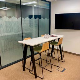 Nowoczesna przestrzeń spotkań w biurze LICHO NIE ŚPI. W przyjaznym i profesjonalnym otoczeniu omawiamy rozwiązania ubezpieczeniowe z klientami indywidualnymi i biznesowymi. Każde spotkanie to konkret, analiza potrzeb i dobór polis, które realnie chronią.