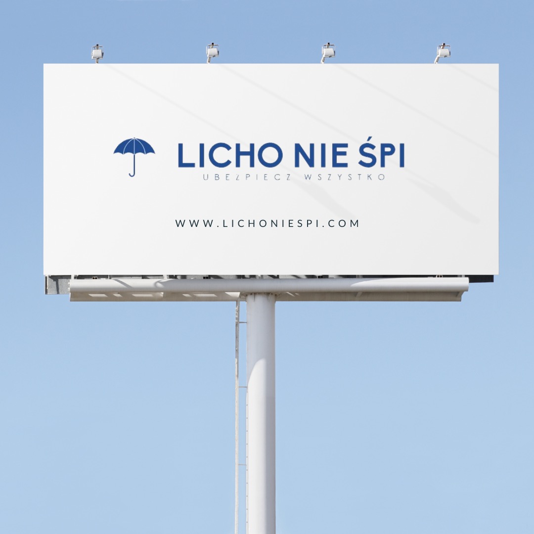 Billboard z logo firmy ubezpieczeniowej 'Licho Nie Śpi' i hasłem 'Ubezpiecz wszystko' na tle błękitnego nieba. Widoczna strona internetowa.