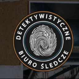 Logo: 'Detektywistyczne Biuro Śledcze' z odciskiem palca na tle tablicy korkowej ze zdjęciami, sugerujące profesjonalne usługi detektywistyczne.