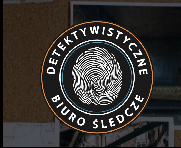 Logo: 'Detektywistyczne Biuro Śledcze' z odciskiem palca na tle tablicy korkowej ze zdjęciami, sugerujące profesjonalne usługi detektywistyczne.