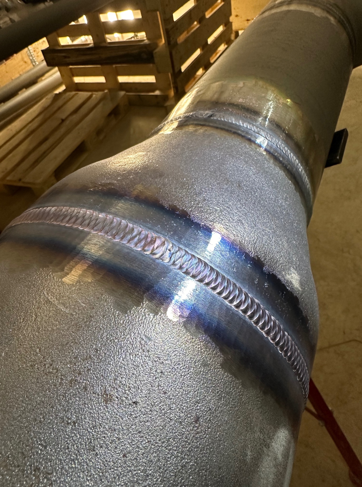 Precyzyjne spawy na metalowej rurze w Gdyni, ukazujące kunszt i doświadczenie spawacza. Widoczne detale spoin i struktura materiału.