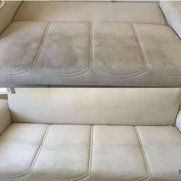 Czyste Meble Bydgoszcz - Beżowa kanapa: górna połowa z widocznymi plamami, dolna po czyszczeniu, z odświeżonym kolorem i bez zabrudzeń. Ukazuje efekt przed i po.