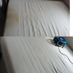 Czyste Meble Bydgoszcz - Materac przed i po czyszczeniu, z widocznymi plamami na górnej połowie i czystą powierzchnią na dolnej, z wentylatorem przyspieszającym suszenie.