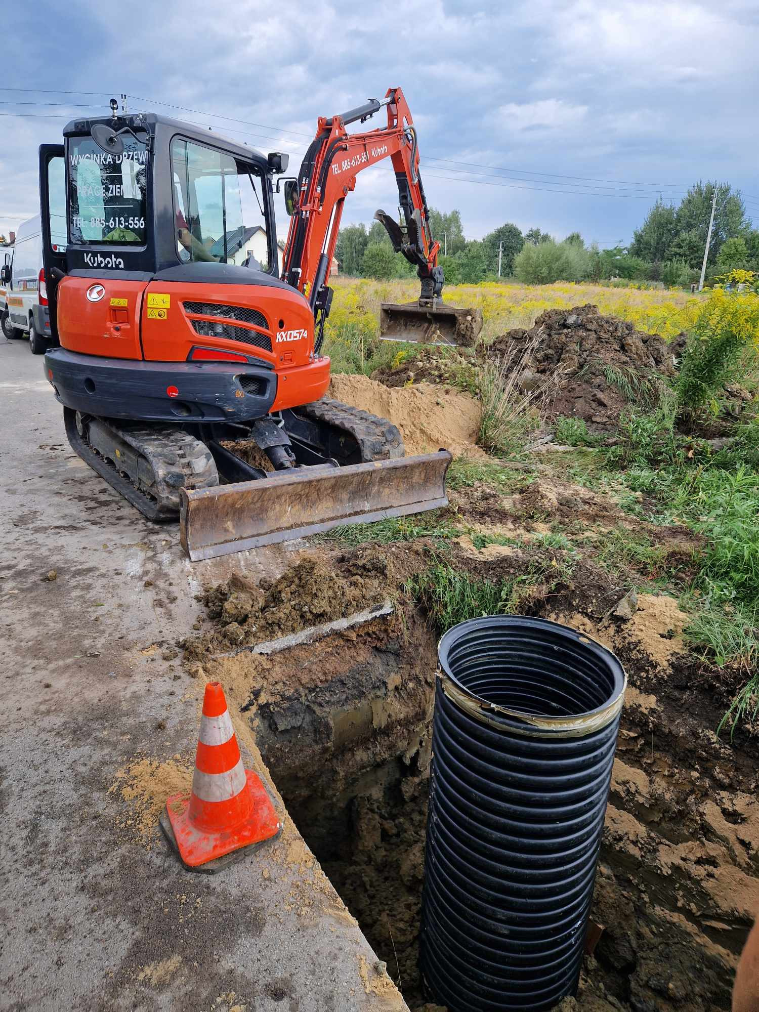Prace ziemne ( niwelacje terenu ,wykopy ,przyłącza)
