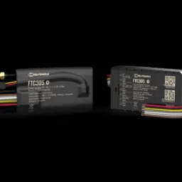Dwa moduły GPS Teltonika FTC305 na czarnym tle. Jeden z widocznymi złączami antenowymi, drugi z kodem QR i informacjami o zasilaniu i modelu.