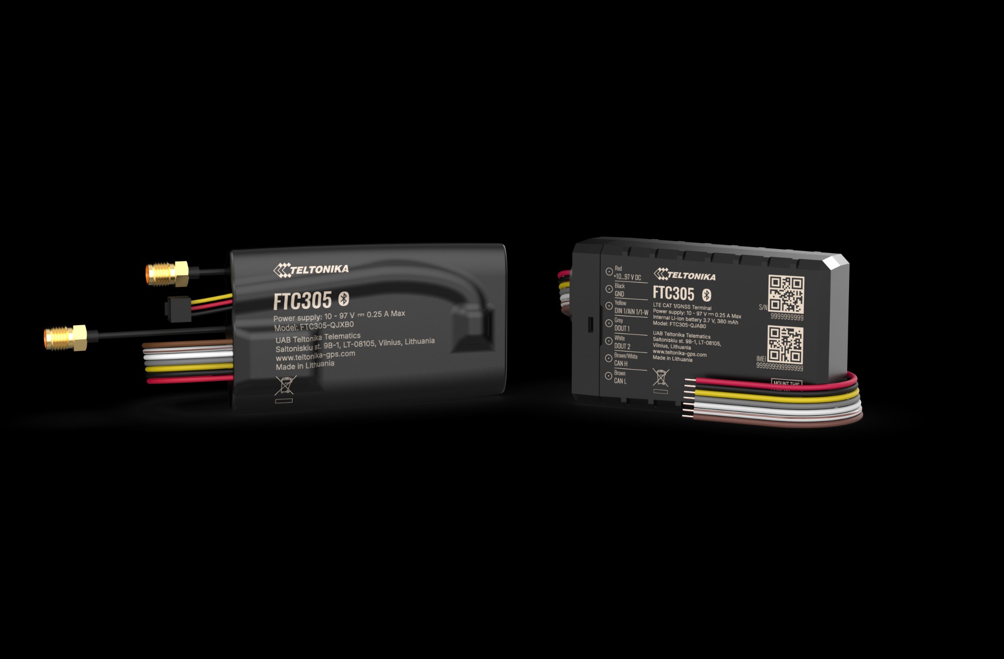 Dwa moduły GPS Teltonika FTC305 na czarnym tle. Jeden z widocznymi złączami antenowymi, drugi z kodem QR i informacjami o zasilaniu i modelu.