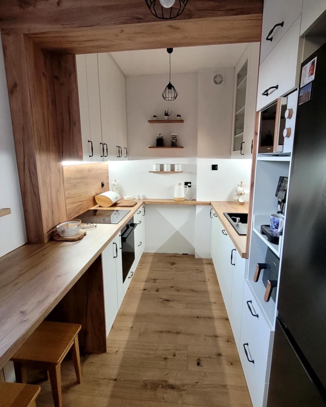 Transformacja małej ciemnej kuchni, na nowoczesny jasny styl.