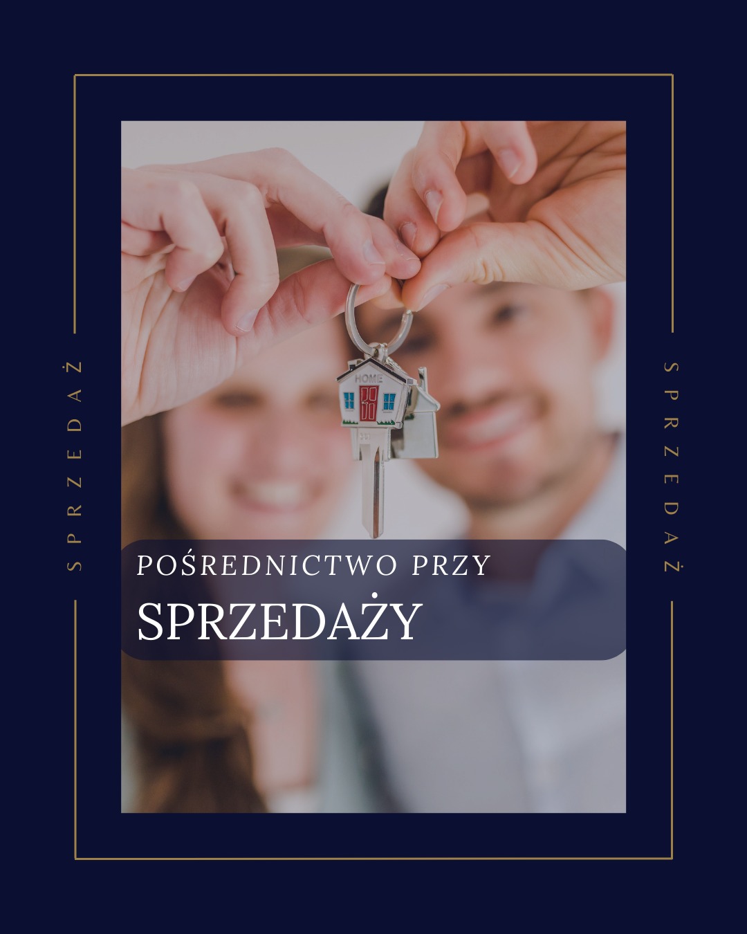Klucz z brelokiem w kształcie domu trzymany przez parę, z napisem 'Pośrednictwo przy sprzedaży' na granatowym tle z złotymi ramkami i napisem 'Sprzedaż'.