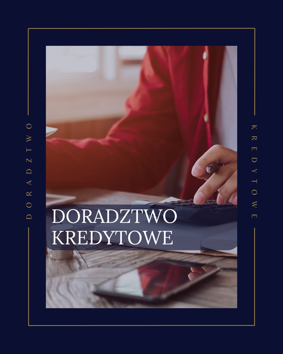 Osoba używa kalkulatora w otoczeniu biurowym; na pierwszym planie widoczny tekst 'Doradztwo Kredytowe' w eleganckiej, minimalistycznej oprawie graficznej.