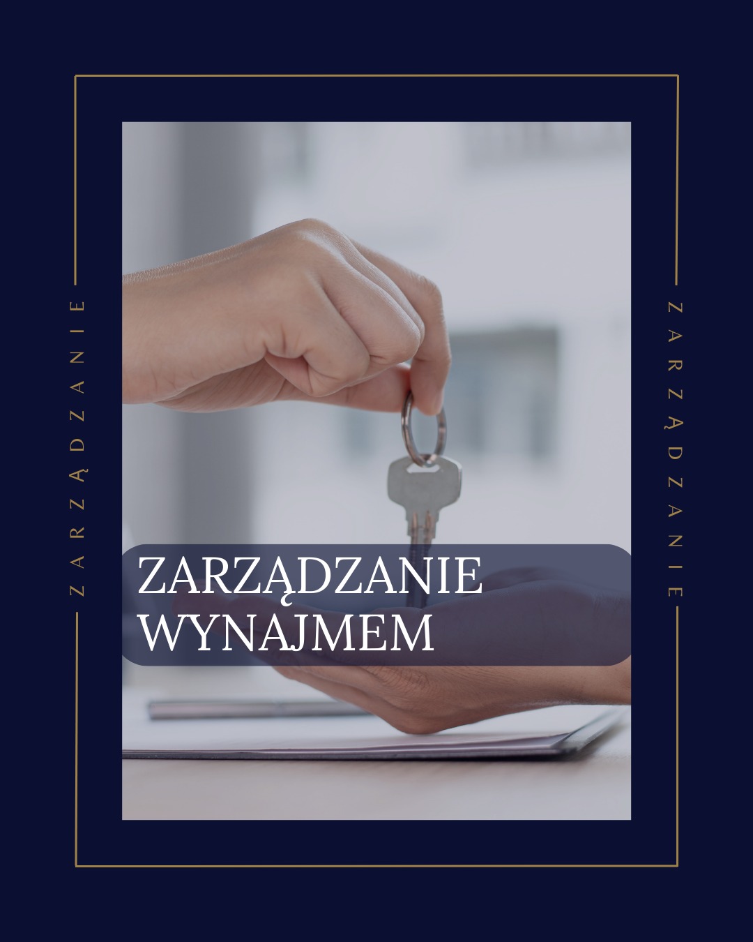 Klucze w dłoni na tle dokumentów, grafika w kolorach granatu i złota, z napisem 'Zarządzanie Wynajmem'.
