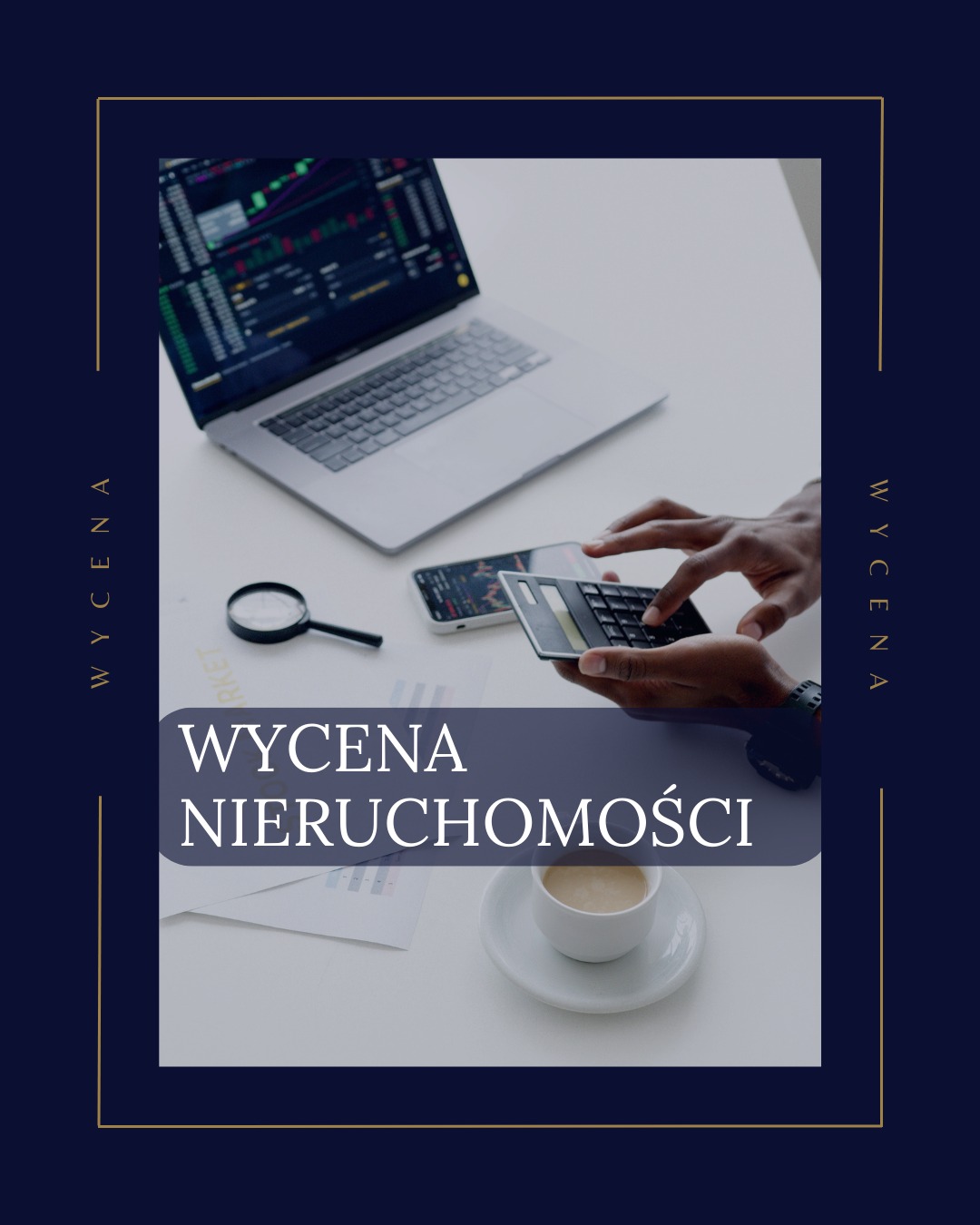 Grafika z laptopem, kalkulatorem i kawą, promująca wycenę nieruchomości. Wykresy na ekranie laptopa i telefonu sugerują analizę danych rynkowych.