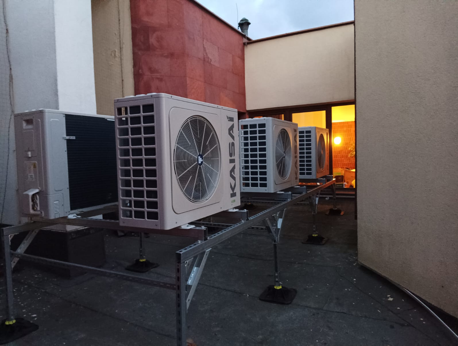 Kaskada 6 powietrznych pomp ciepła o sumarycznej mocy 96 kW