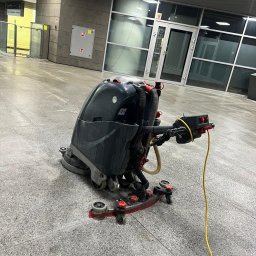 RHINP SPÓŁKA Z OGRANICZONĄ ODPOWIEDZIALNOŚCIĄ - mycie maszyną czyszczącą posadzki przed lokalami na terenie kaponiery